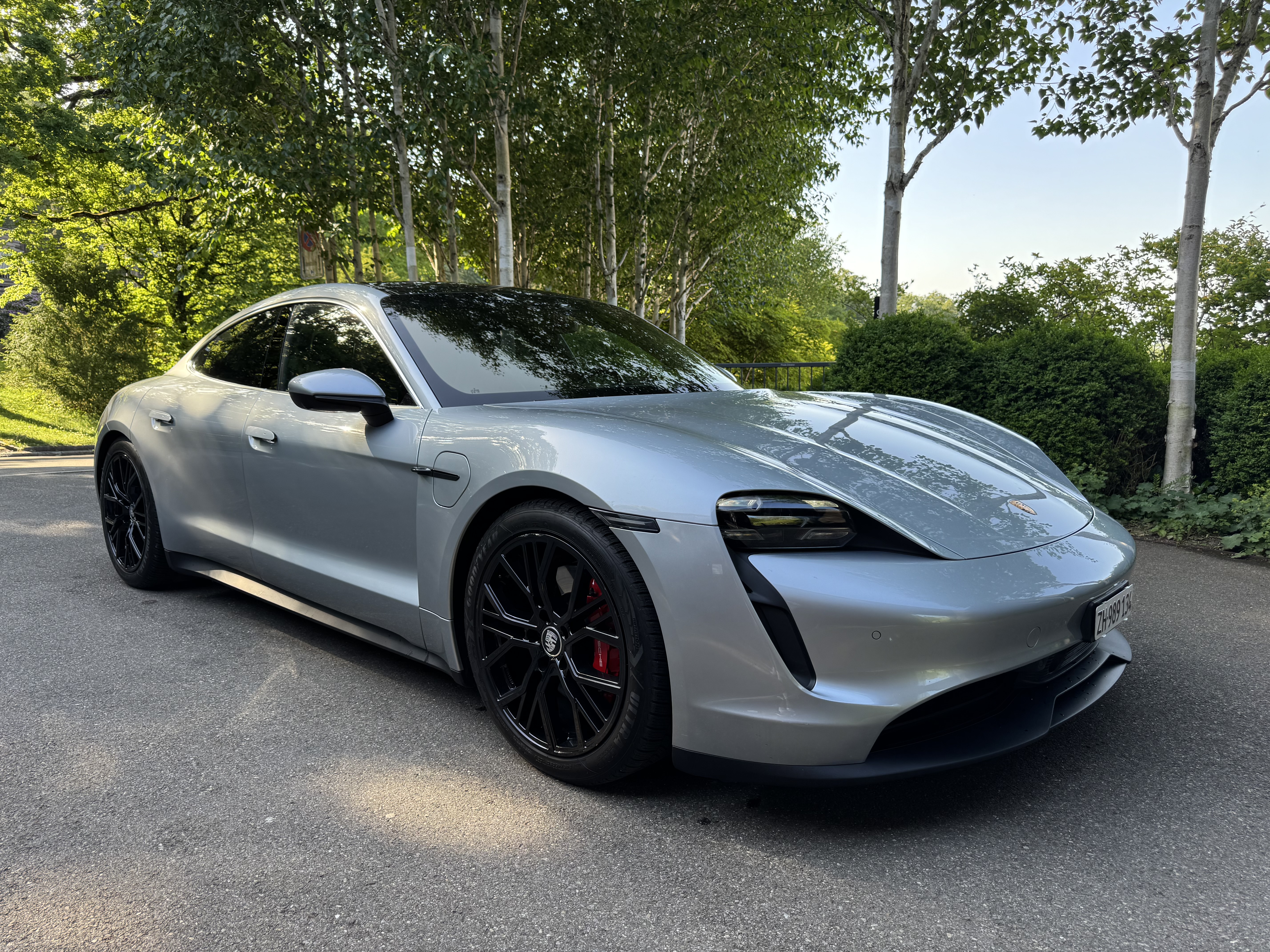 Porsche Taycan 4S in Grau mit schwarzen Felgen